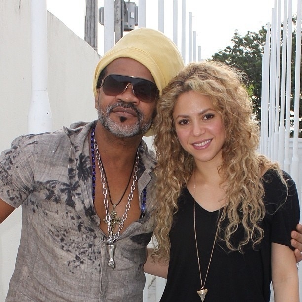 22.jun.2013 - Shakira publica foto com Carlinhos Brown em estúdio de gravação
