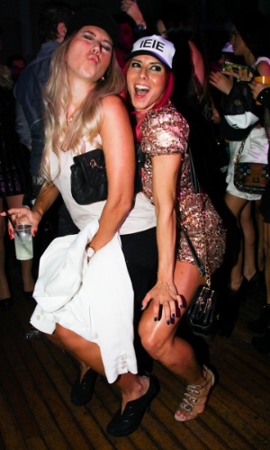 22.jun.2013 - A ex-panicat Thais Bianca dança com amiga na festa de aniversário de Marcelo Ie Ie do "Pânico da Band" em bufê em São Paulo