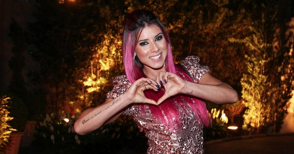 22.jun.2013 - A ex-panicat Thais Bianca faz um coração com as mãos na festa de aniversário de Marcelo Ie Ie do "Pânico da Band" em bufê em São Paulo