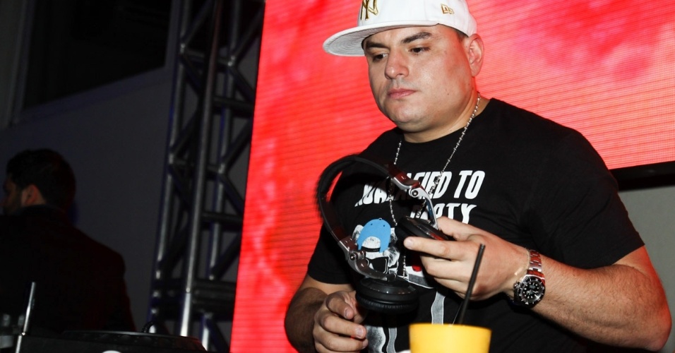 22.jun.2013 - O humorista Carlinhos Silva discoteca na festa de aniversário de Marcelo Ie Ie do "Pânico da Band" em bufê em São Paulo