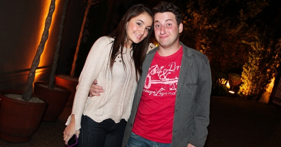 22.jun.2013 - O humorista Eros Prado chega com a namorada à festa de aniversário de Marcelo Ie Ie em bufê em São Paulo