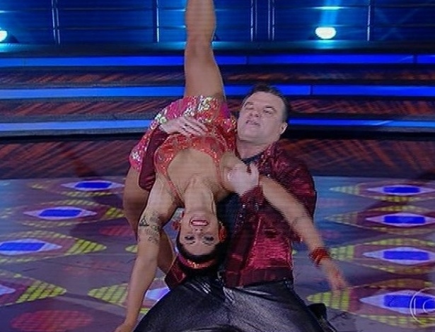 23.jun.2013 - Adriano Garib e Aline Riscado dançam "Eu sou terrível" no dia de rock na "Dança dos Famosos"