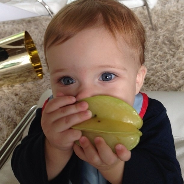 23.jun.2013 - Claudia Leitte publica foto do filho caçula, Rafael, comendo carambola