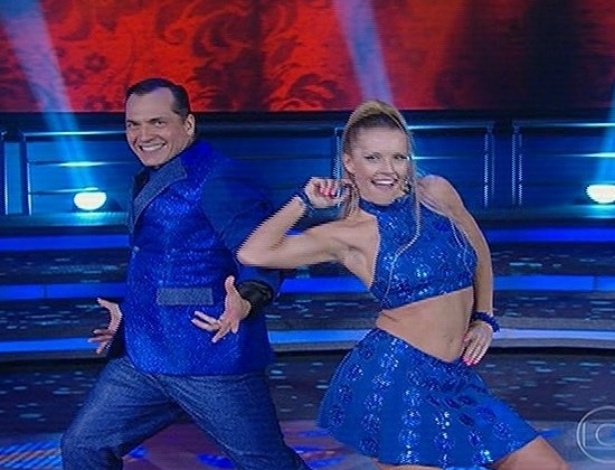 23.jun.2013 - Daniel Boaventura e Juliana Valcézia dançam "Eu te darei o céu", de Roberto Carlos, no dia de rock na "Dança dos Famosos"