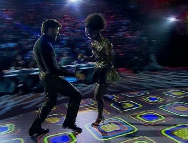 23.jun.2013 - Klébber Toledo e Ivi Pizzott dançam "Minha fama de mau", de Erasmo Carlos, no dia de rock na "Dança dos Famosos"