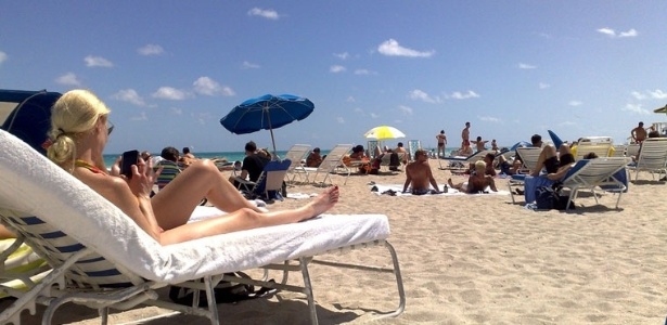 Banhistas tomam sol em praia de Miami na Flórida, nos Estados Unidos - Marcelo Negromonte/UOL