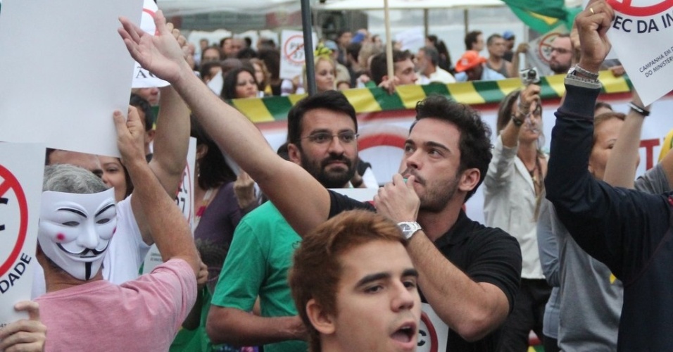 23.jun.2013 - O ator Sidney Sampaio apita e chama as pessoas dos prédios para irem à rua e participar da manifestação contra a PEC 37 na orla de Copacabana, no Rio de Janeiro