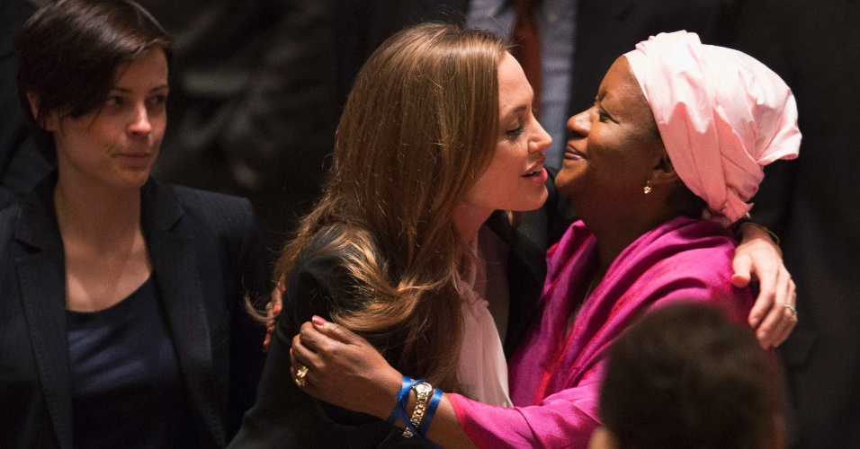 24.jun.2013 - A atriz Angelina Jolie, que é enviada especial do Alto Comissariado da ONU para Refugiados, cumprimenta Zainab Bangura, representante especial do secretariado de Violência Sexual em Conflitos, em reunião do Conselho de Segurança 