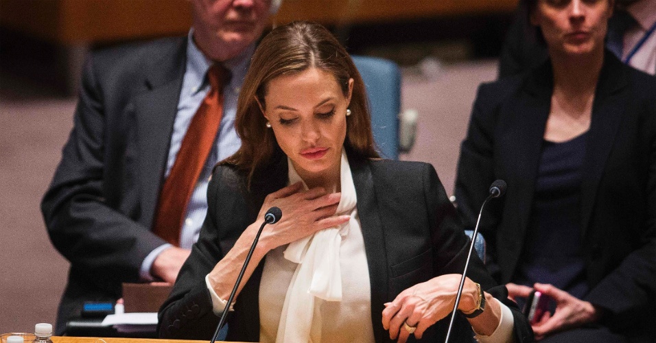 24.jun.2013 - A atriz Angelina Jolie, que é enviada especial do Alto Comissariado da ONU para Refugiados, se prepara para discursar em reunião do Conselho de Segurança