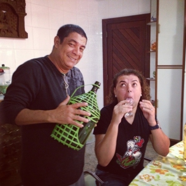 24.jun.2013 - David Brazil bebe vinho com Zeca Pagodinho