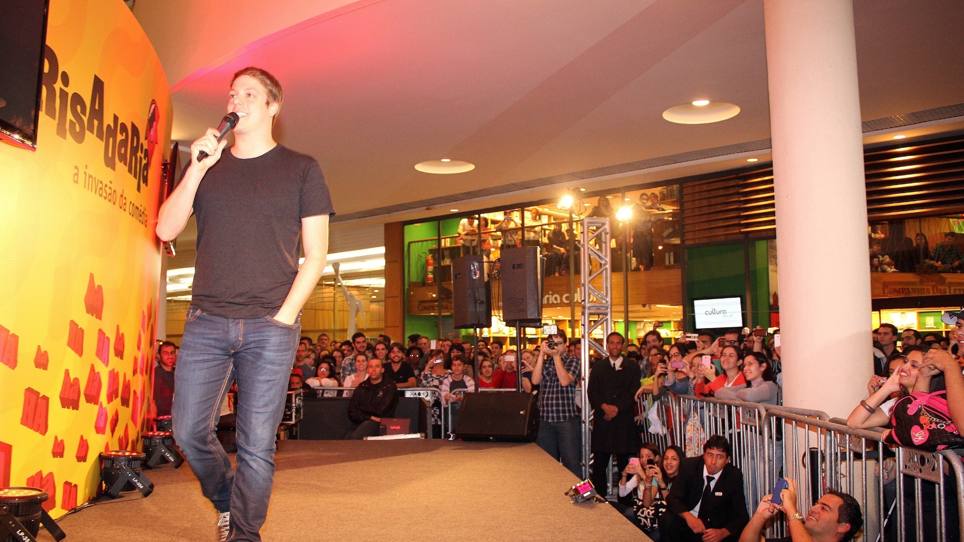 24.jun.2013 - Fábio Porchat se apresenta durante o festival de humor Risadaria 2013 - Divulgação