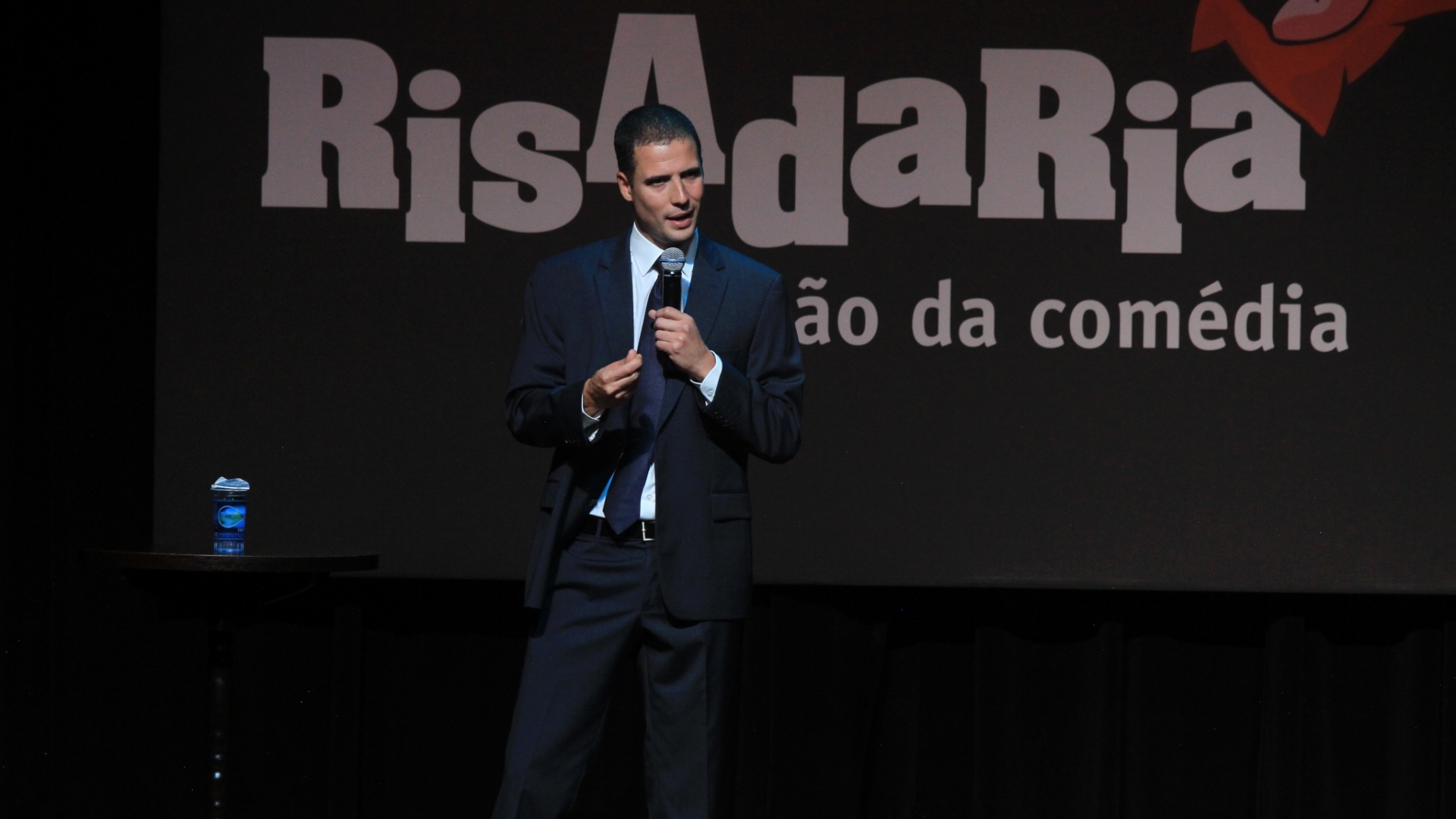 24.jun.2013 -  O humorista português Ricardo Araújo Pereira faz stand up comedy durante o festival de humor Risadaria 2013 - Divulgação