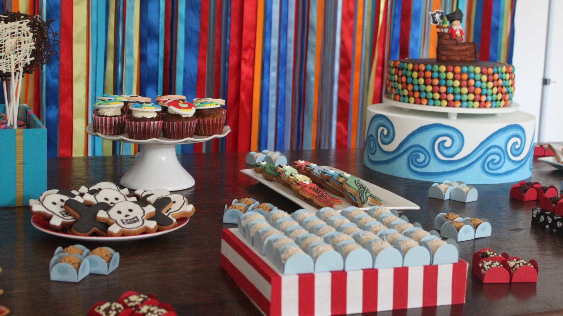 Além das opções personalizadas para a festa Pirata, Tammy Montagna também serviu doces tradicionais, como brigadeiros de diferentes sabores - Divulgação