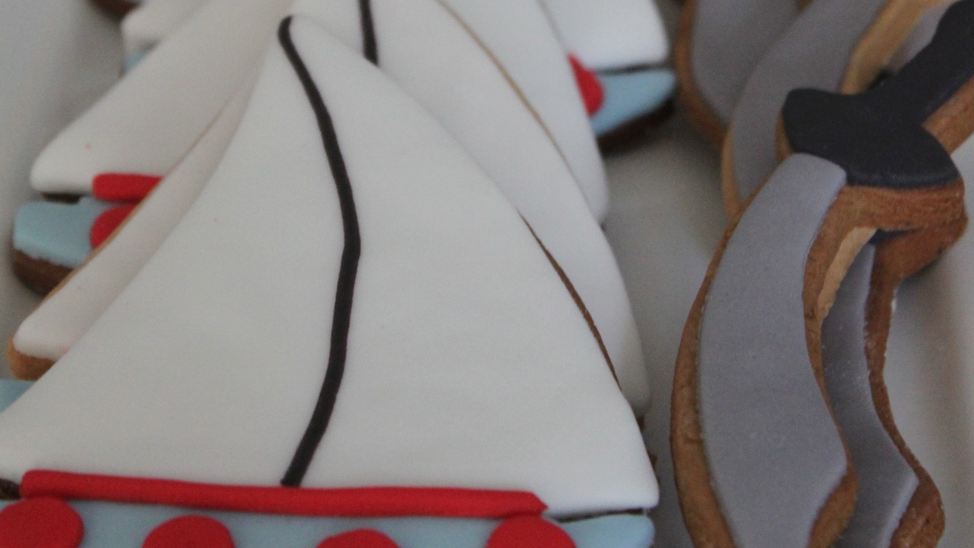 Biscoitos amanteigados em forma de barcos e espadas de pirata decoram a mesa da festa organizada por Tammy Montagna - Divulgação