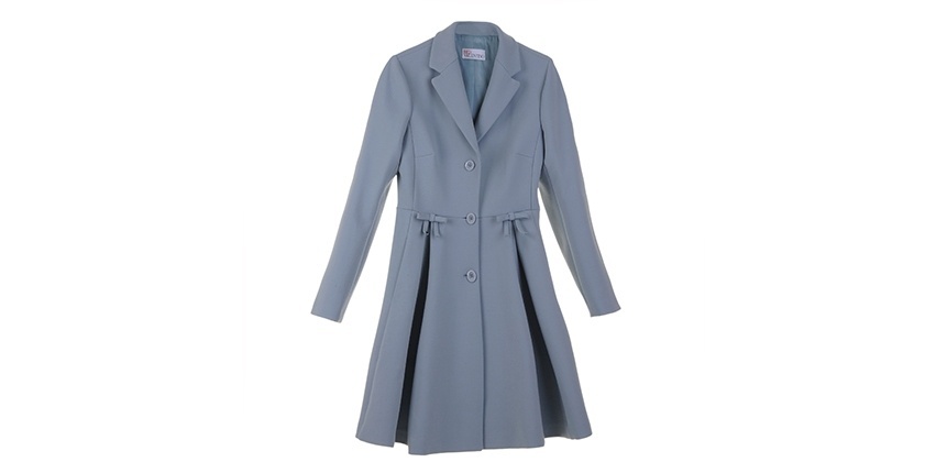 Casaco azul claro com pregas; R$ 3.080, na Red Valentino (Tel.: 11 3274-7890). Preço pesquisado em julho de 2013 e sujeito a alterações - Divulgação