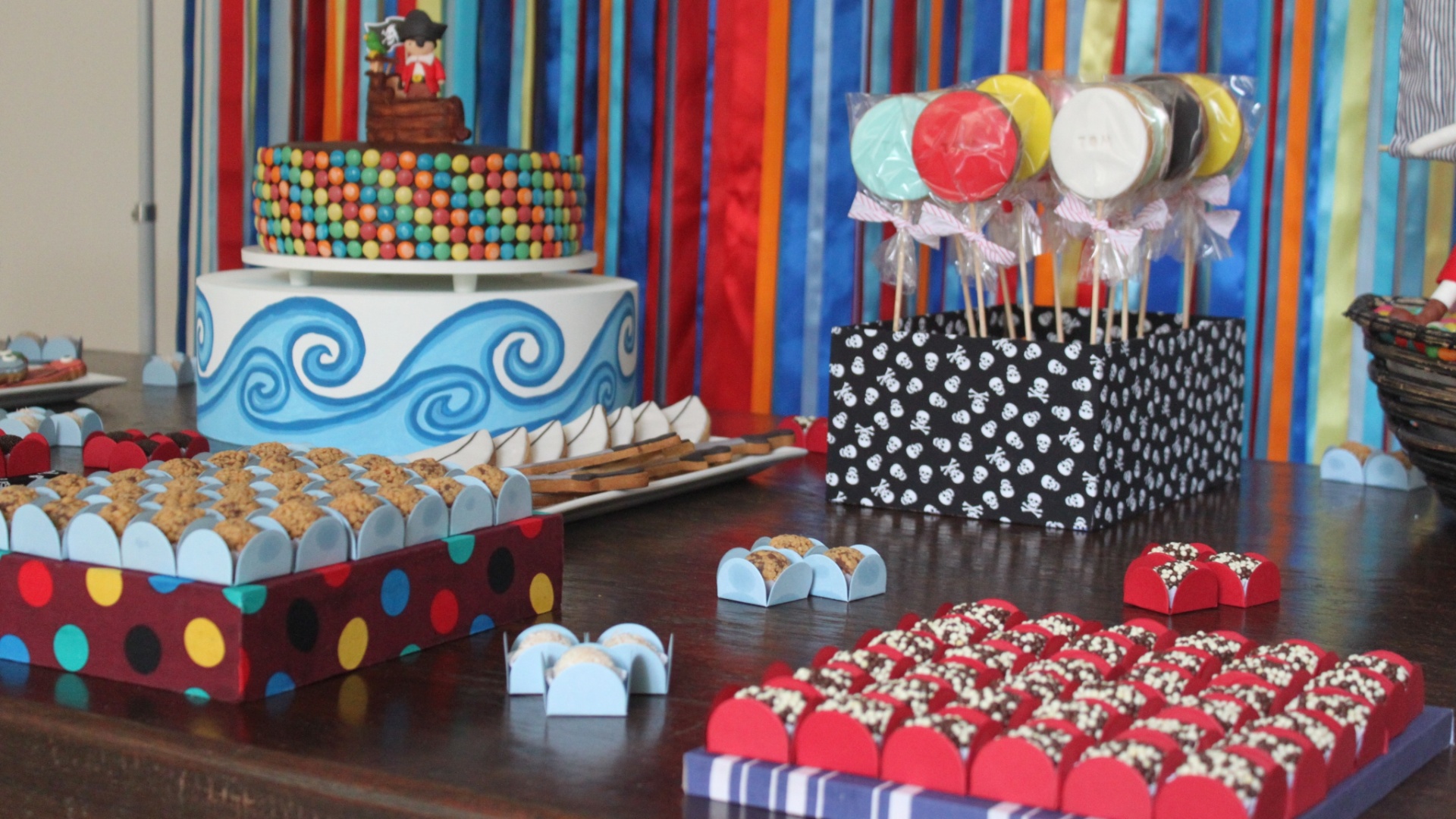 Foram usadas caixinhas de madeira revestidas de tecido ou pintadas, de ponta cabeça, criando pequenas plataformas para acomodar os doces - Divulgação