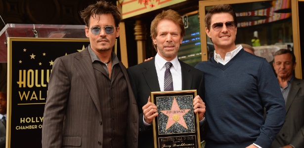 O produtor Jerry Bruckheimer entre os atores Johnny Depp e Tom Cruise - Mark Davis / Getty Images