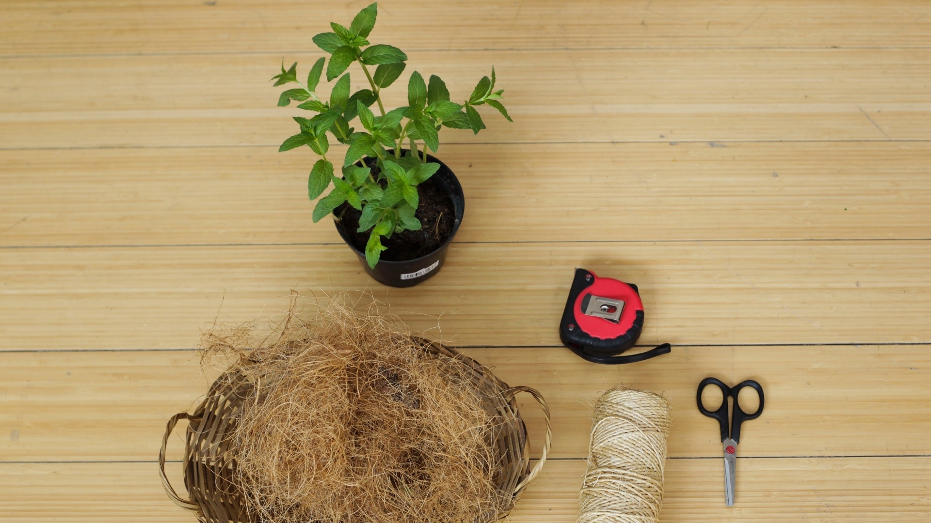 Passo a passo: floreira com cestos de vime - Fernando Donasci/ UOL