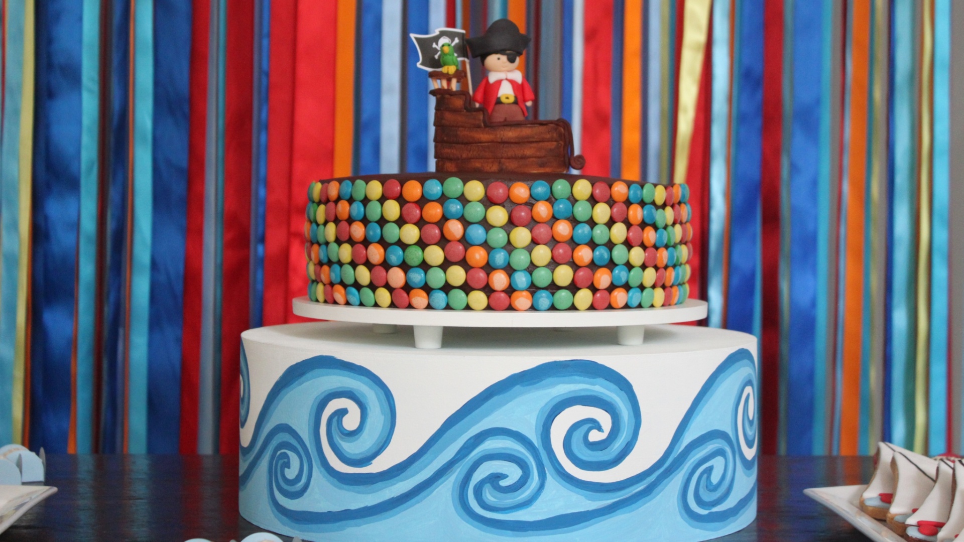 Também preparado por Tammy Montagna, o bolo da festa Pirata é de chocolate meio-amargo com recheio de brigadeiro. É coberto por um glacê de chocolate e teve a volta toda enfeitada com M&Ms - Divulgação