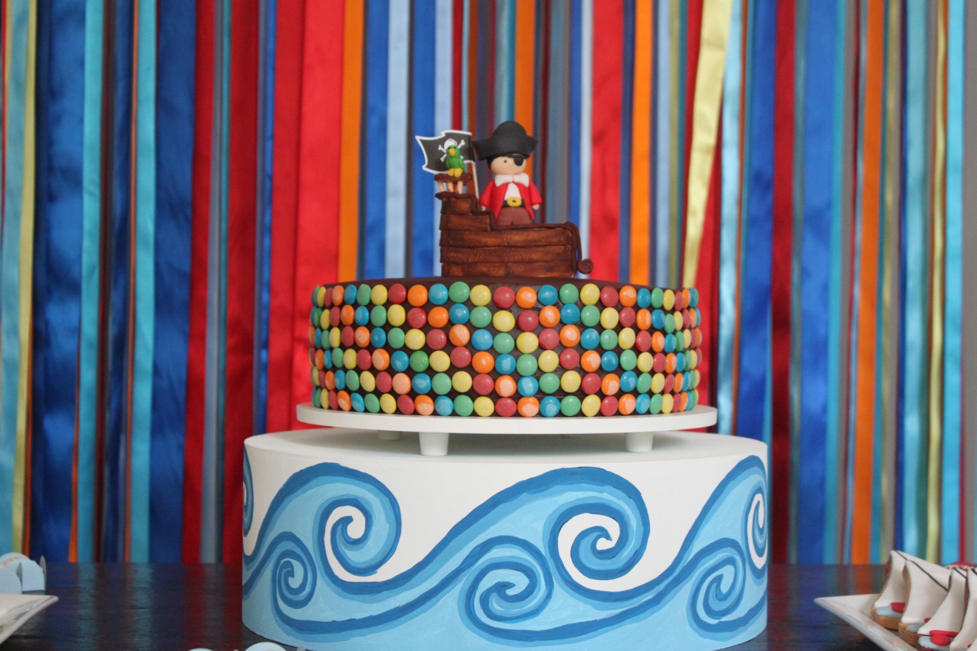 Também preparado por Tammy Montagna, o bolo da festa Pirata é de chocolate meio-amargo com recheio de brigadeiro. É coberto por um glacê de chocolate e teve a volta toda enfeitada com M&Ms - Divulgação