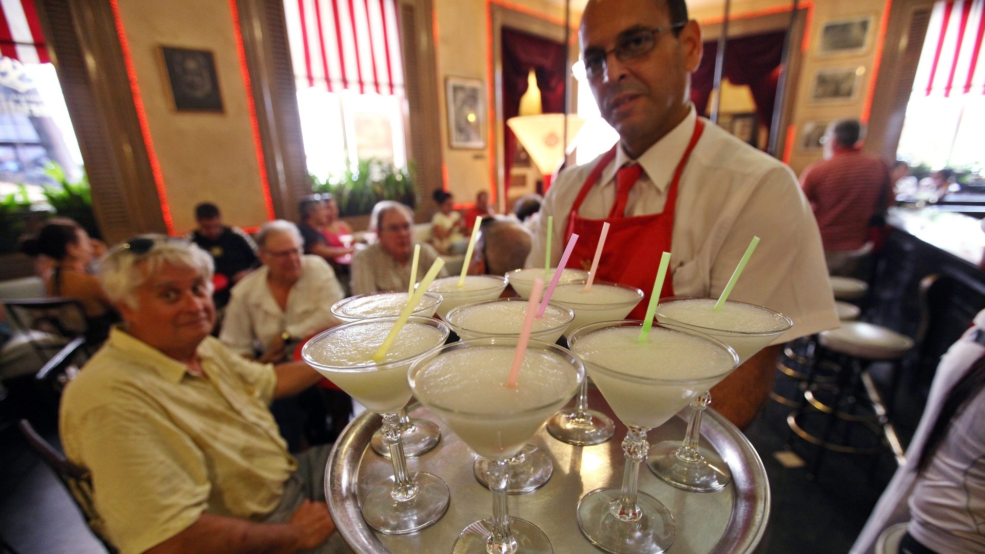 21.jun.2013 - Garçom serve daiquiris, coquetel preferido de Ernest Hemingway, no bar El Floridita, frequentado pelo escritor. O coquetel é  feito com rum branco, batido com suco de limão e gelo. - Alejandro Ernesto/EFE