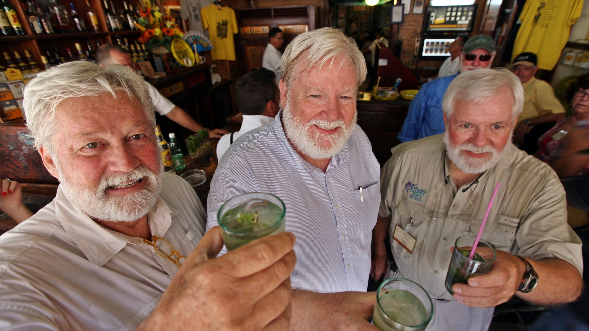 21.jun.2013 - Sósias de Ernest Hemingway brindam com mojitos. O grupo de homens parecidos com o escritor americano se reúne em Cuba para um colóquio em homenagem - Alejandro Ernesto/EFE
