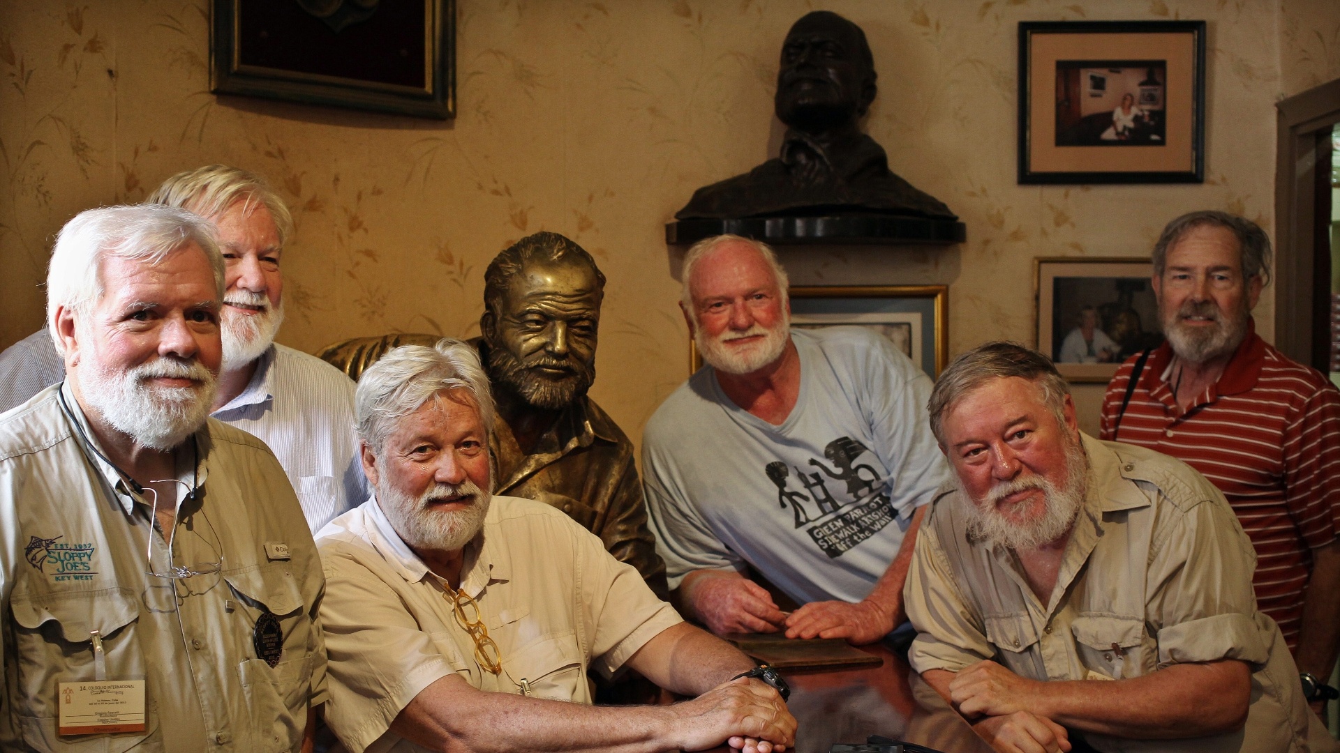 21.jun.2013 - Sósias de Ernest Hemingway posam com estátua de bronze do escritor no El Floridita, onde o escritor gostava de tomar o famoso drink daiquiri - Alejandro Ernesto/EFE