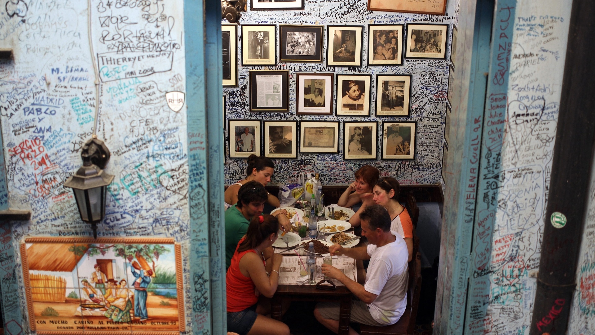 21.jun.2013 - Turista almoçam no La Bodeguita del Medio, um dos locais preferidos do escritor  Ernest Hemingway em Havana, Cuba - Alejandro Ernesto/EFE