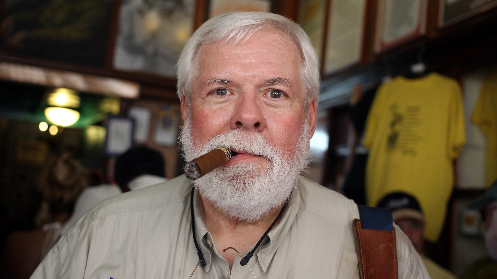 21.jun.2013 - Um dos sósias de Hemingway posa fumando um charuto no La Bodeguita del Medio, um dos locais preferidos do escritor em Havana - Alejandro Ernesto/EFE