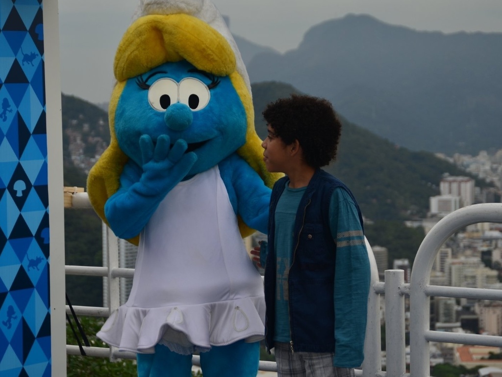 25.jun.2013 - Crianças e fãs se reúnem no Morro da Urca, no Rio de Janeiro, para ver os personagens no Dia Mundial dos Smurfs - Graça Paes e William Oda / Foto Rio News