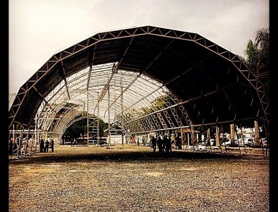 25.jun.2013 - Montagem  de arena  Flip 2013, que acontece entre os dias 3 e 7 de julho, em Paraty (RJ). O evento homenageará Graciliano Ramos - Reprodução/Instagram/flip_se