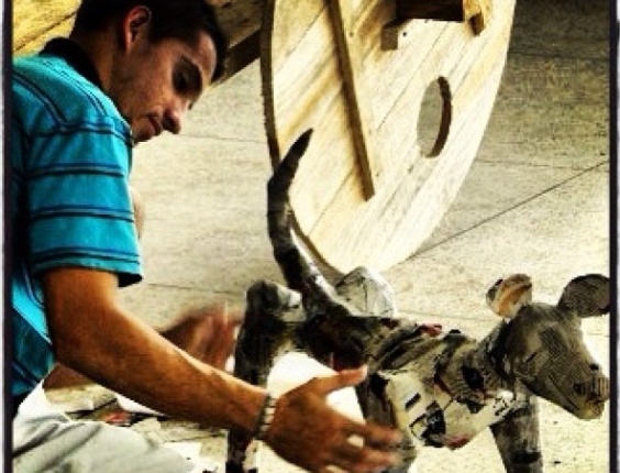 25.jun.2013 - O coordenador da Flip, Lucio Cruz faz preparativos para o evento, que acontece entre os dias 3 e 7 de julho, em Paraty (RJ). O evento homenageará Graciliano Ramos - Reprodução/Instagram/flip_se