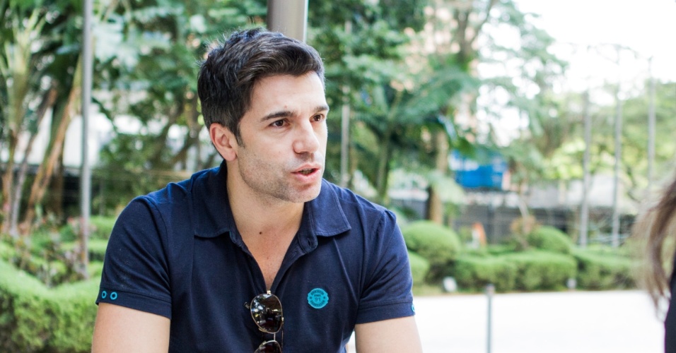22.jun.2013 - O namorado da atriz Claudia Raia, o ator Jarbas Homem de Mello durante entrevista ao UOL, na Casa das Rosas em São Paulo