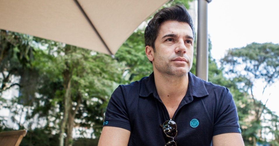 22.jun.2013 - O namorado da atriz Claudia Raia, o ator Jarbas Homem de Mello durante entrevista ao UOL, na Casa das Rosas em São Paulo
