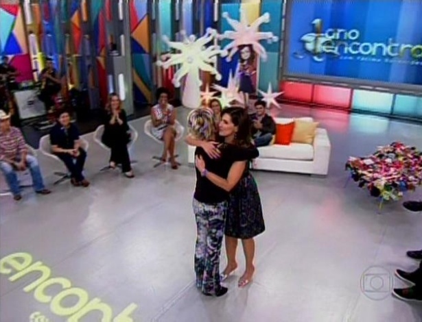 A apresentadora Ana Maria Braga entrou de surpresa no meio do programa para dar parabéns à Fátima