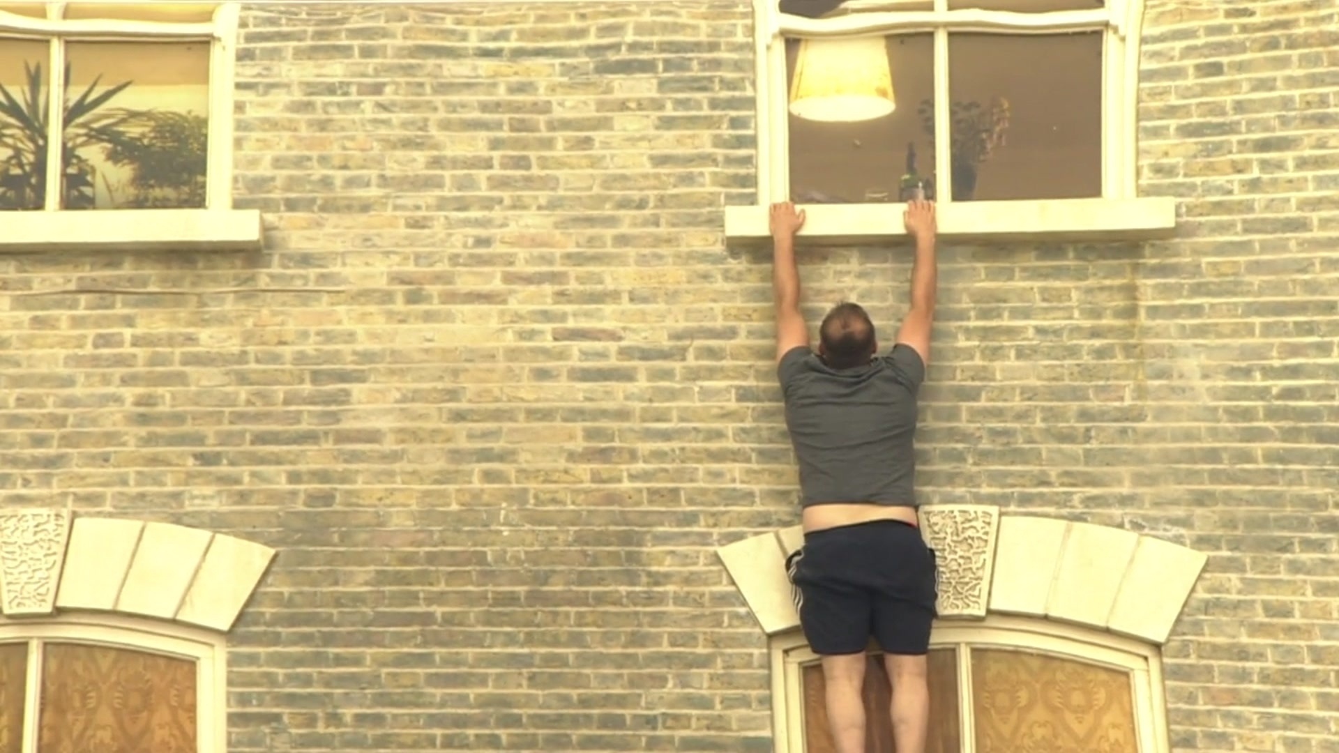 Batizada "Dalston House", a obra do argentino Leandro Erlich faz com que a imaginação do participante seja tão importante quanto a do próprio artista. A instalação, no bairro de Dalston, no leste de Londres, desafia a gravidade. E esta não é a primeira vez que Erlich faz isso. A instalação "Piscina", de 2008, colocava os visitantes submersos, embora, no fundo, eles estivessem secos - BBC