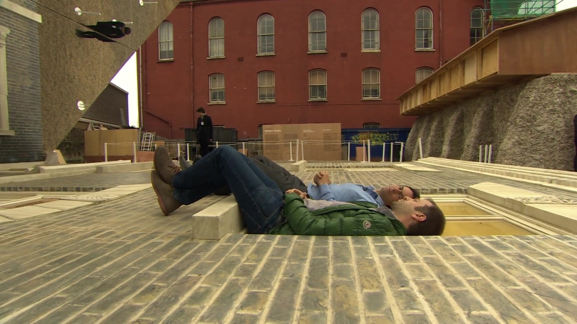 Batizada "Dalston House", a obra do argentino Leandro Erlich faz com que a imaginação do participante seja tão importante quanto a do próprio artista. A instalação, no bairro de Dalston, no leste de Londres, desafia a gravidade. E esta não é a primeira vez que Erlich faz isso. A instalação "Piscina", de 2008, colocava os visitantes submersos, embora, no fundo, eles estivessem secos - BBC