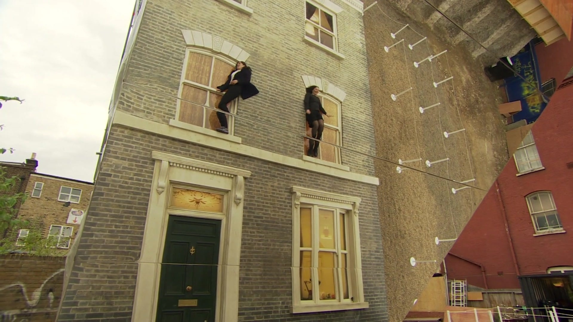 Batizada "Dalston House", a obra do argentino Leandro Erlich faz com que a imaginação do participante seja tão importante quanto a do próprio artista. A instalação, no bairro de Dalston, no leste de Londres, desafia a gravidade. E esta não é a primeira vez que Erlich faz isso. A instalação "Piscina", de 2008, colocava os visitantes submersos, embora, no fundo, eles estivessem secos - BBC