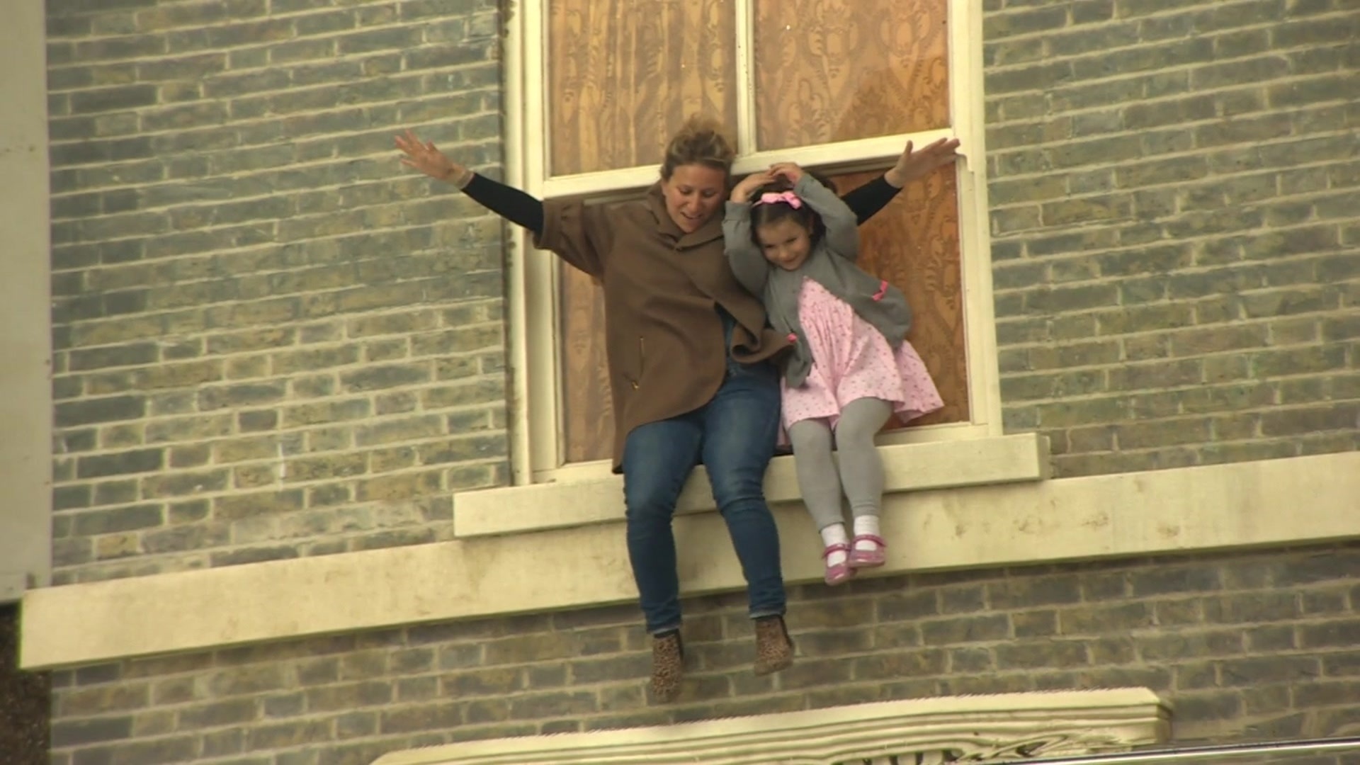 Batizada "Dalston House", a obra do argentino Leandro Erlich faz com que a imaginação do participante seja tão importante quanto a do próprio artista. A instalação, no bairro de Dalston, no leste de Londres, desafia a gravidade. E esta não é a primeira vez que Erlich faz isso. A instalação "Piscina", de 2008, colocava os visitantes submersos, embora, no fundo, eles estivessem secos - BBC