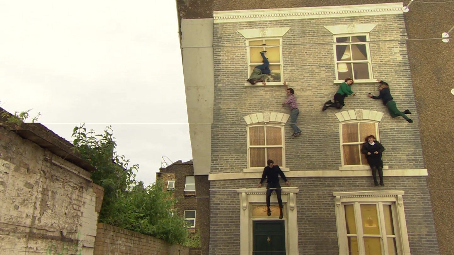 Batizada "Dalston House", a obra do argentino Leandro Erlich faz com que a imaginação do participante seja tão importante quanto a do próprio artista. A instalação, no bairro de Dalston, no leste de Londres, desafia a gravidade. E esta não é a primeira vez que Erlich faz isso. A instalação "Piscina", de 2008, colocava os visitantes submersos, embora, no fundo, eles estivessem secos - BBC