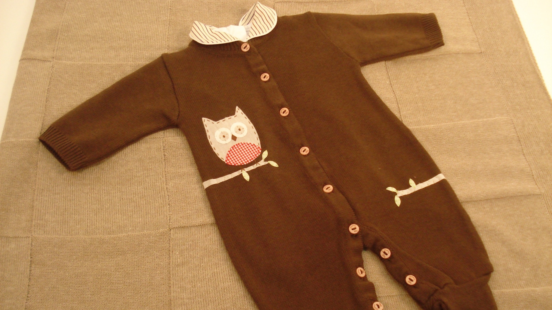 Conjunto de macacão marrom corujinha, com body de gola e manta de tricô castor. Tamanho: RN e P. Da Iroma Baby (www.enxovaldebebe.com.br). R$ 377,90. Preço consultado em junho de 2013. Sujeito a alterações - Divulgação