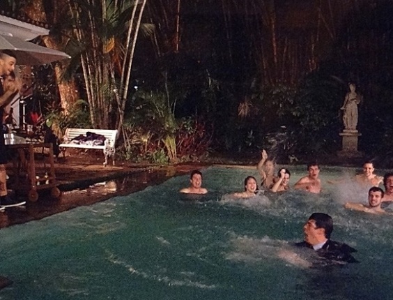 Em "Amor à Vida", Jonathan joga Félix na piscina