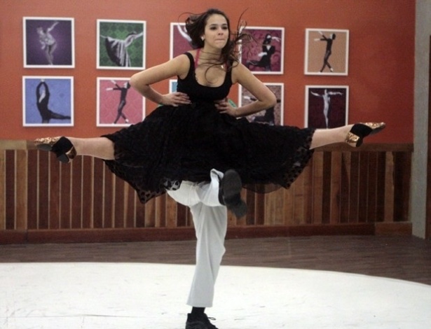 Na "Dança dos Famosos", mostra flexibilidade no rock
