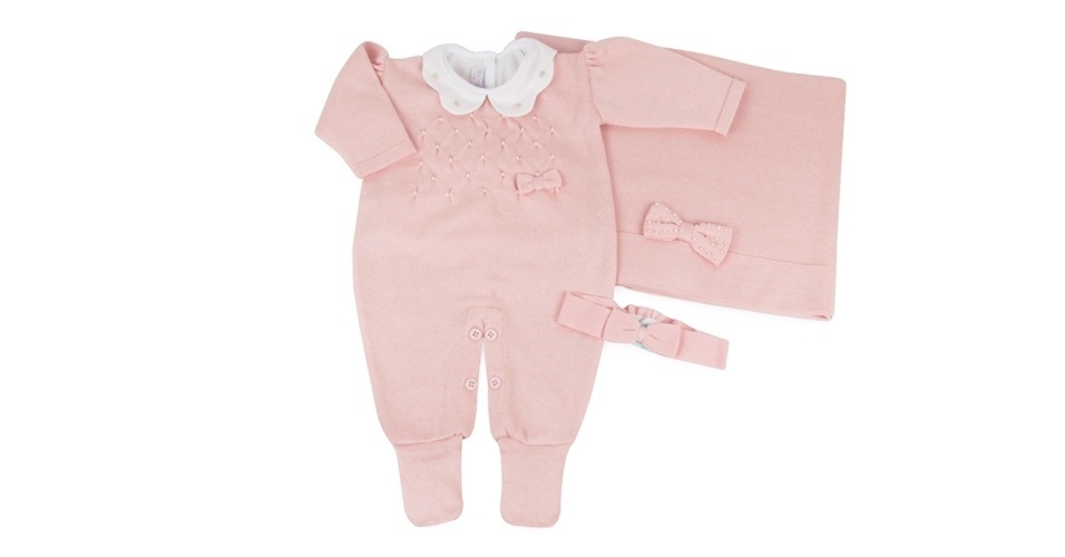 Saída de maternidade Casinha de Abelha Pérola Rosa com quatro peças: macacão, body, tiara e manta. Feito em linha 100% algodão. Tamanho: RN. Da Novo Bebê (www.novobebe.com.br). R$ 312,90. Preço consultado em junho de 2013. Sujeito a alterações - Divulgação