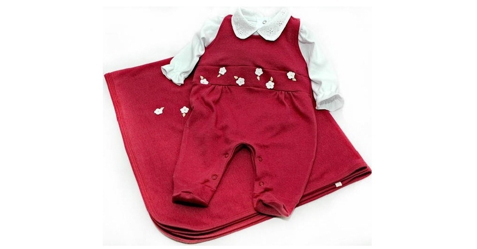 Saída de maternidade Flores em Suedine 100% algodão, composta por manta com aplicações de flores, jardineira com abertura nos ombros e entre as pernas com aplicações e body básico. Tamanho: RN e P. Da Mi Petit bebê para Elo7 (www.elo7.com.br/mipetitbebe). R$ 140. Preço consultado em junho de 2013. Sujeito a alterações - Divulgação