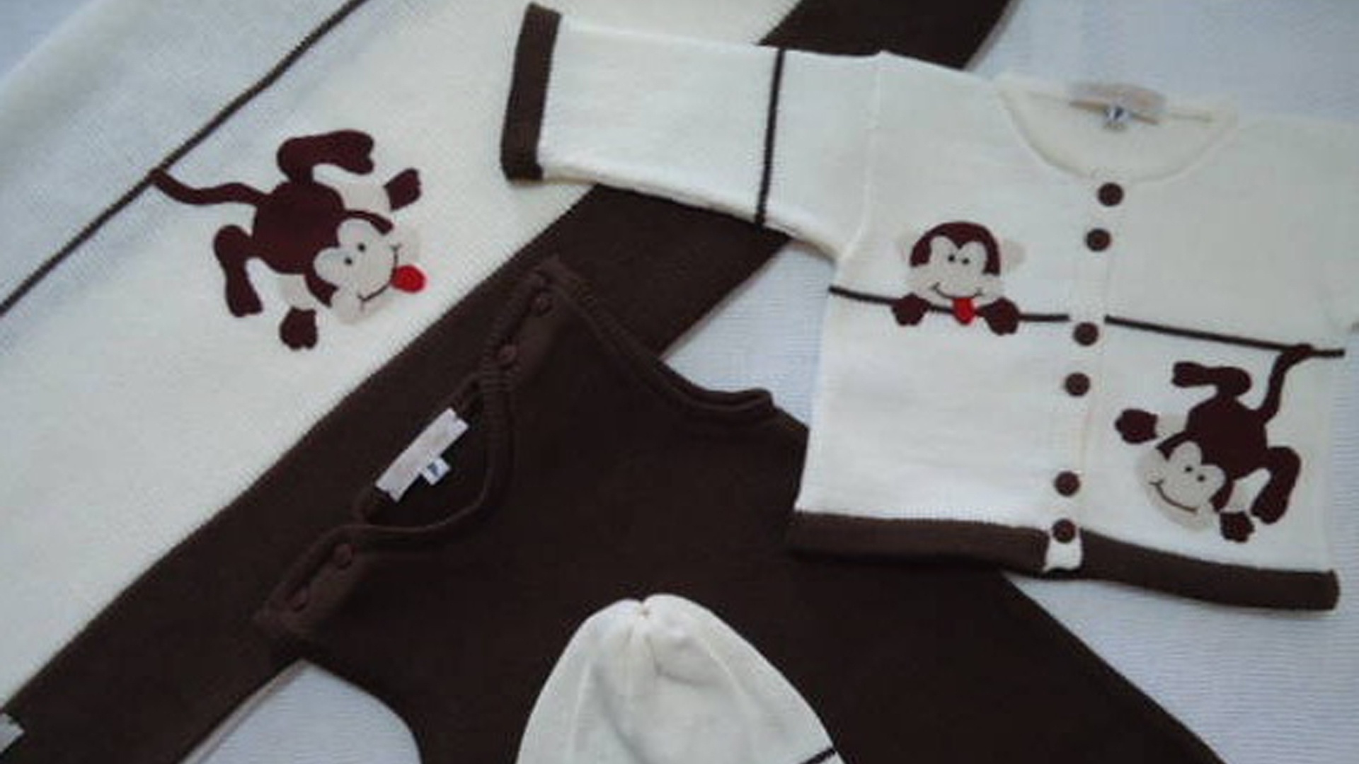 Saída de maternidade Macaquinho, feito em linha 50% algodão e 50% acrílico (antialérgica). O kit contém: manta, touca, conjunto salopete e body. Tamanho: RN, P, M e G. Da Estylo Baby para Elo7 (www.elo7.com.br/estylobaby). R$ 169,99. Preço consultado em junho de 2013. Sujeito a alterações - Divulgação