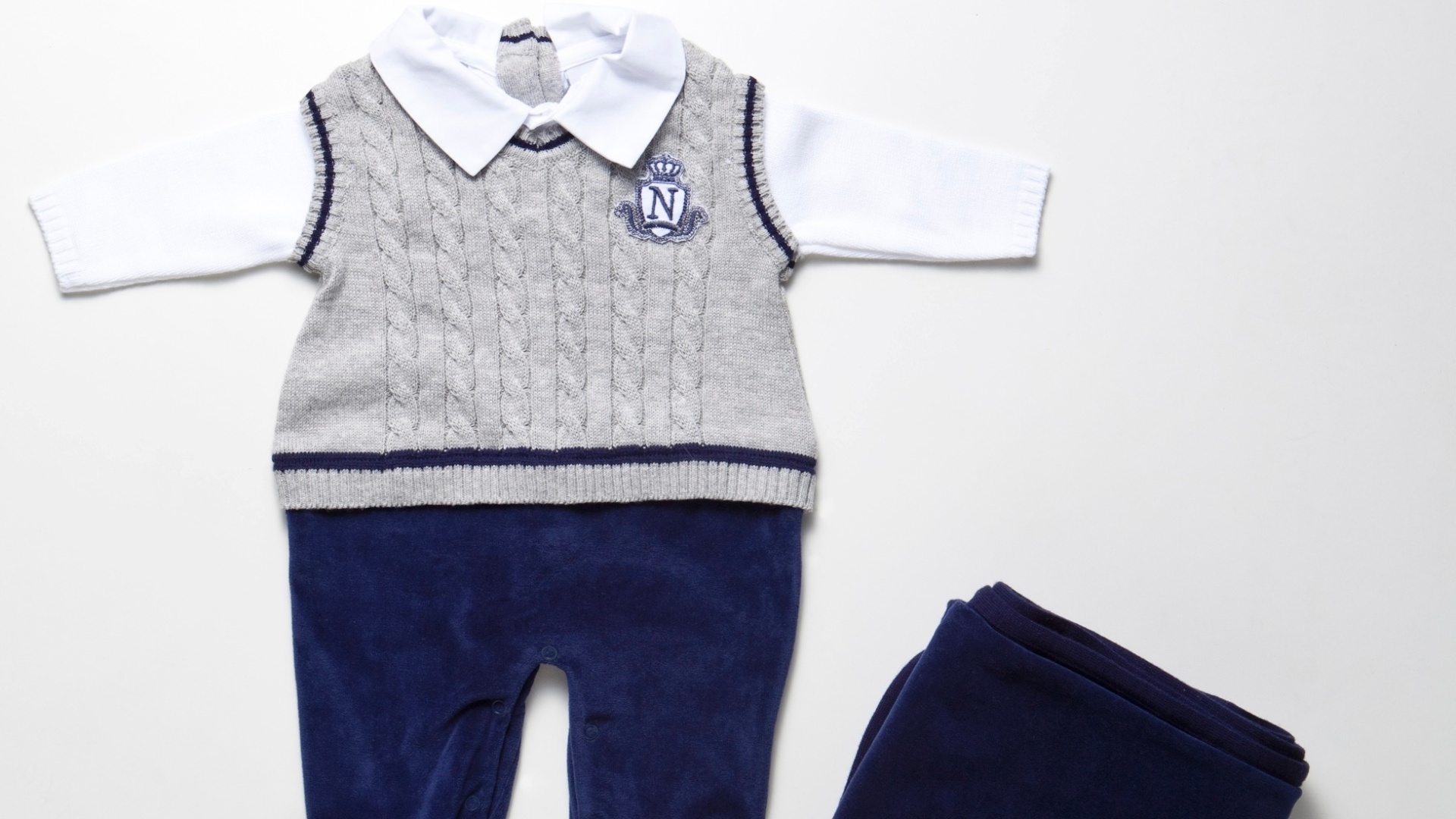 Saída de maternidade Noruega. Body em plush e lã com manta. Tamanho: RN. Na Alô Bebê. SAC (11) 3648-3000. R$ 182,90. Preço consultado em junho de 2013. Sujeito a alterações - Divulgação