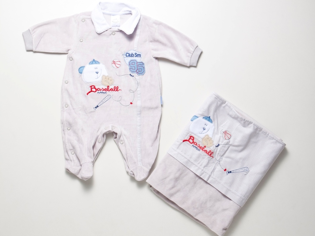 Saída de maternidade S. Mágico. Macacão off white de algodão e bordado, com manta. Tamanho: RN. Na Alô Bebê. SAC (11) 3648-3000. R$ 123,90. Preço consultado em junho de 2013. Sujeito a alterações - Divulgação