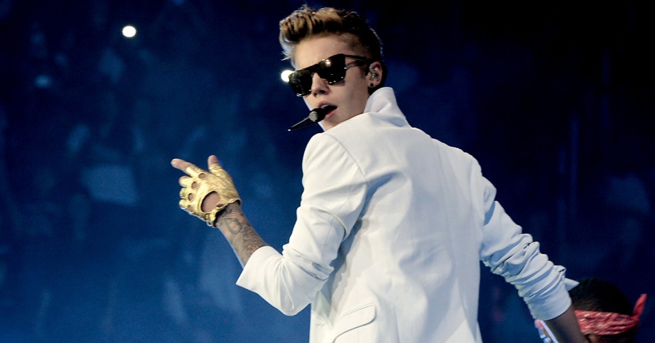 24.jun.2013 - O cantor Justin Bieber se apresenta no Staples Center, em Los Angeles