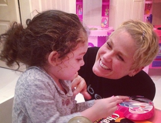 25.jun.2013- Xuxa brinca com filha de Jayme Monjardim